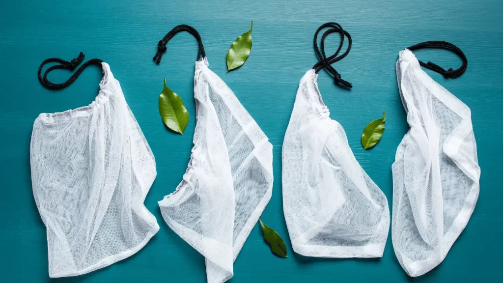 três sacolas brancas de nylon em um fundo azul