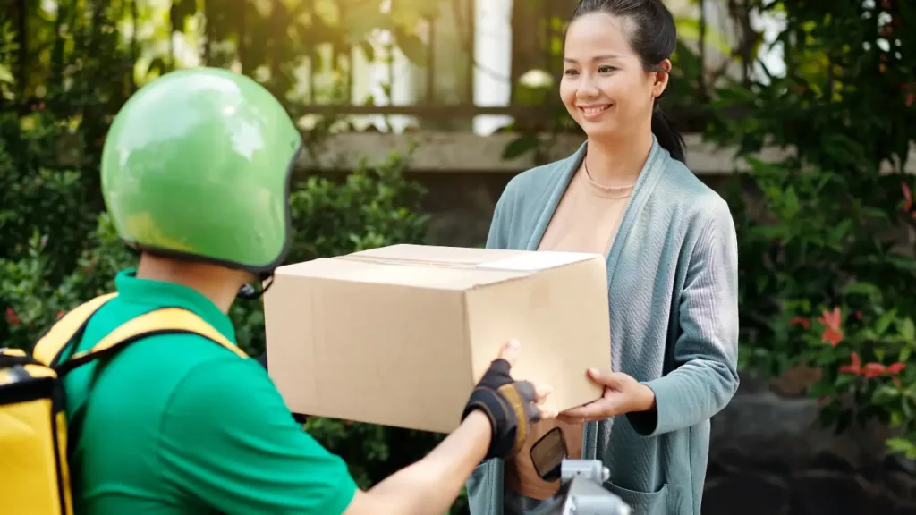 Homem fazendo entrega expressa para mulher feliz