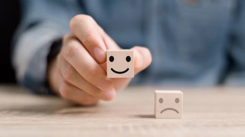 Homem segurando rosto feliz que representa a jornada do cliente