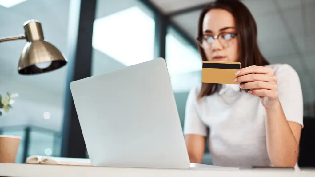 Mulher fazendo compras em plataforma de e-commerce