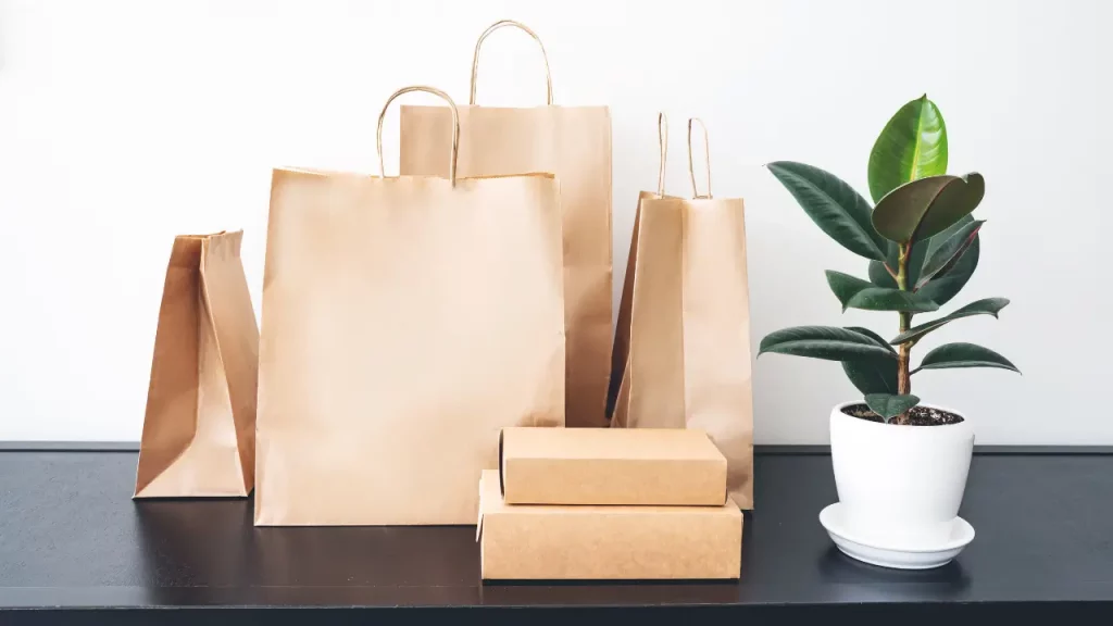 TIpos de sacola de papel em cima da mesa