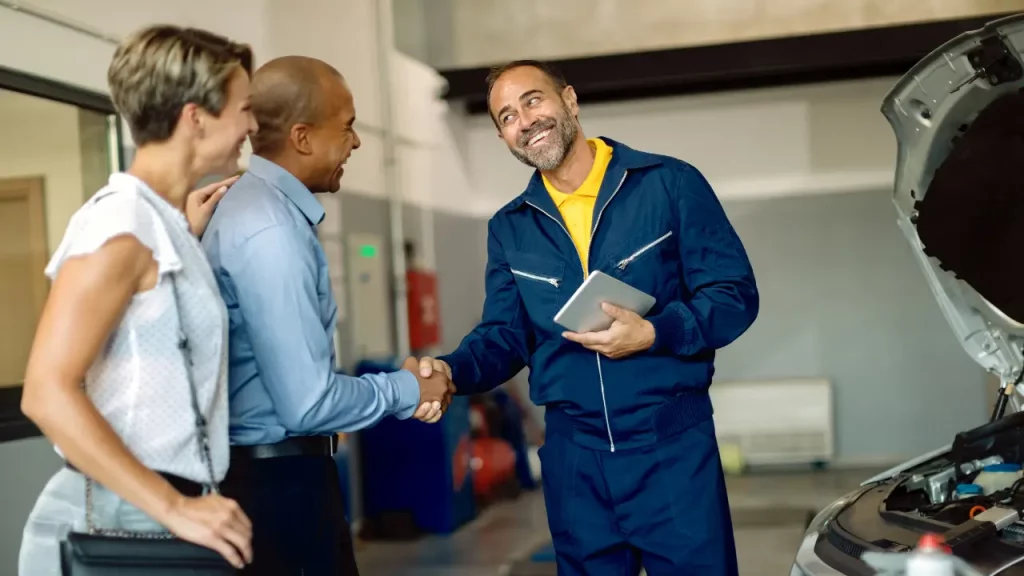 Homem fazendo jornada do cliente na empresa