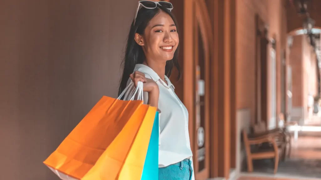 Mulher feliz com marketing sensorial