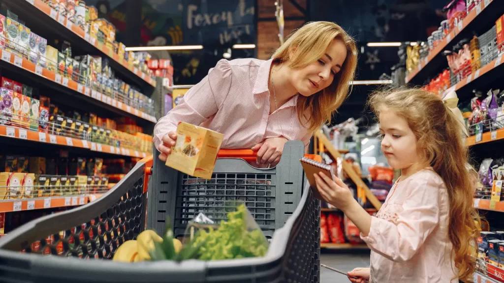 Mae e filha fazendo decisão de compra